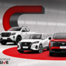 4 carros da nissan em um fundo branco com um elemento vermelho.