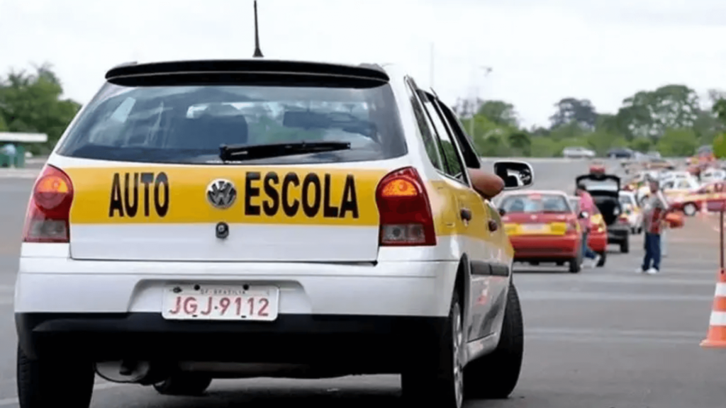 Carro da autoescola esperando sua vez.