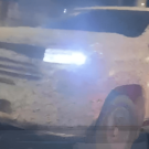 Ram Dakota 2027 camuflada com os faróis acesos.