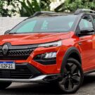 Renault Kardian 2025 laranja parado na diagonal de frente.