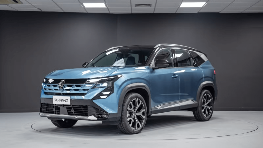 Renault Boreal 2026 azul parado na diagonal em um fundo cinza.