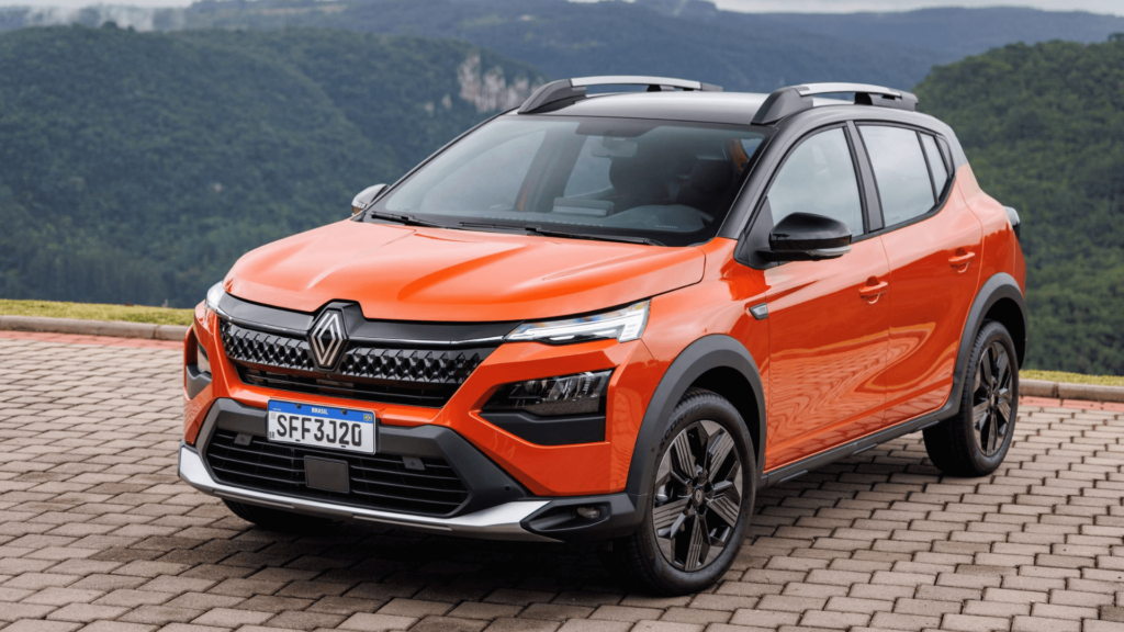 Renault Kardian laranja parado na diagonal.