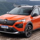 Renault Kardian laranja parado na diagonal.