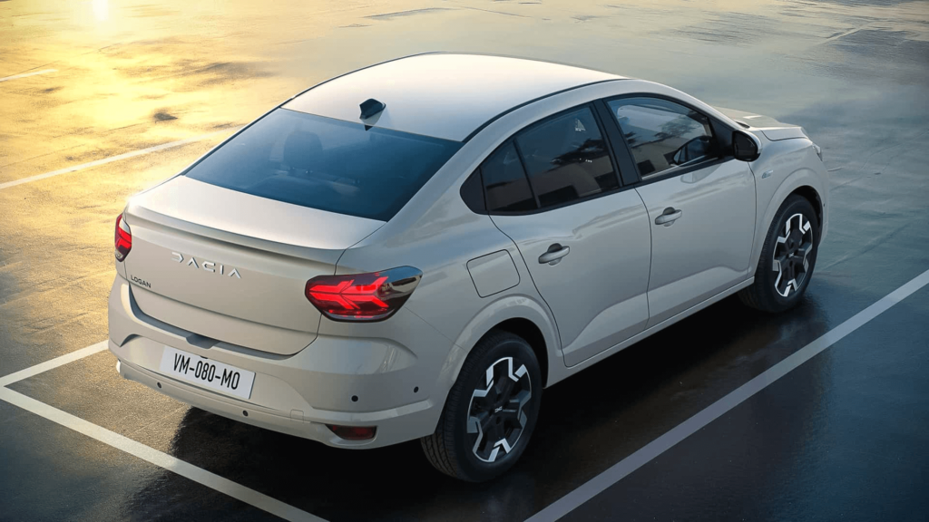 Traseira do Renault Logan 2026 branco estacionado em uma vaga na diagonal.