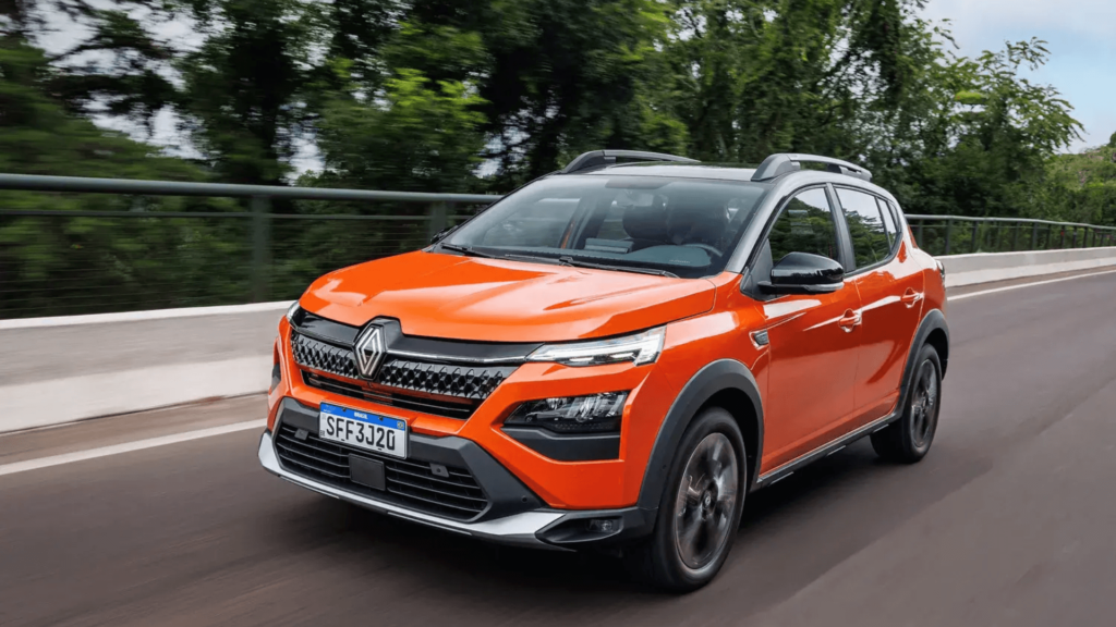 Renault Kardian Première Edition AT laranja em movimento na estrada.
