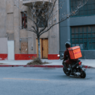Motoboy no Rio de Janeiro em movimento na estrada.