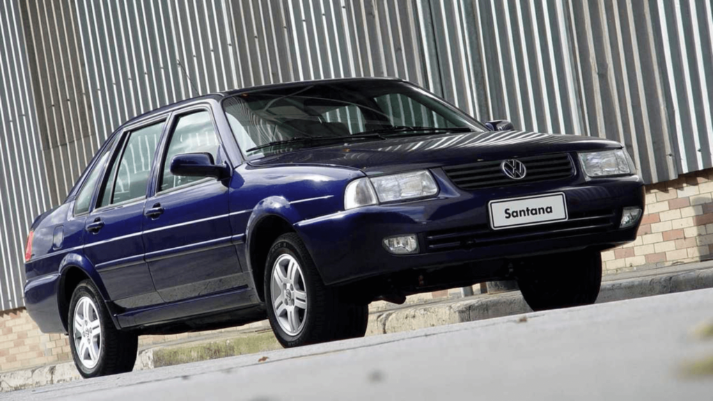 Volkswagen Santana azul parado na beirada na beirada da estrada.