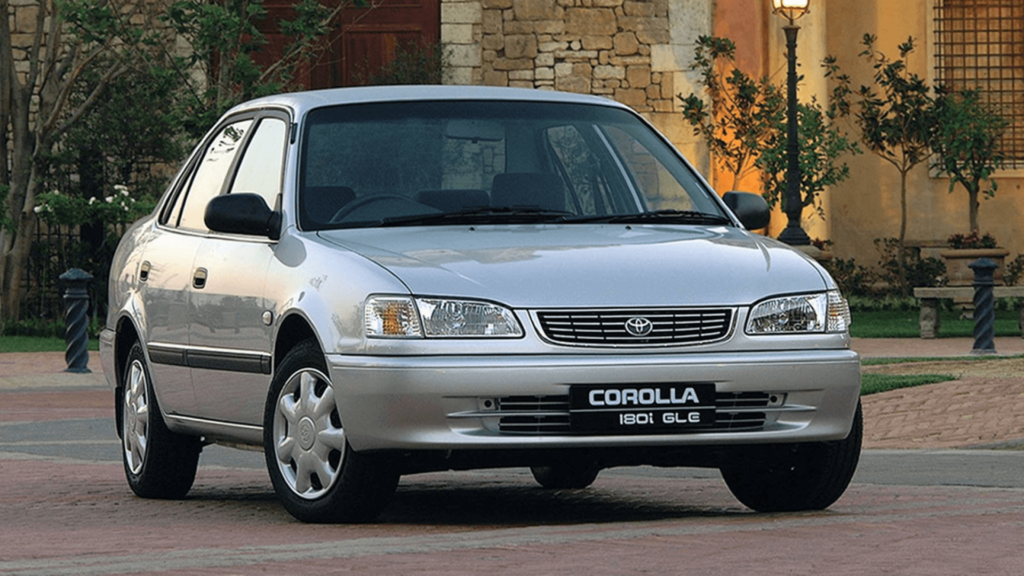 Toyota Corolla prata parado na diagonal.