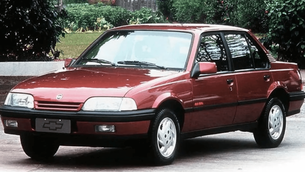 Chevrolet Monza bordo parado na diagonal.
