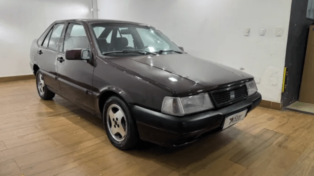 Fiat Tempra preto parado em uma garagem.