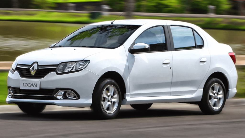 Renault Logan branco em movimento na estrada.