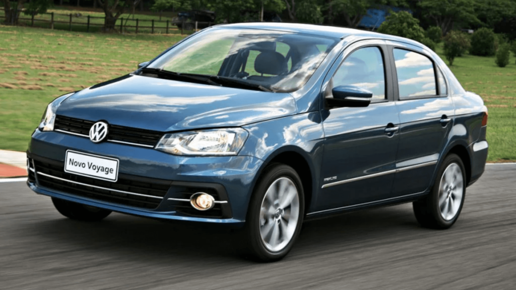 Volkswagen Voyage azul acelerando na estrada.