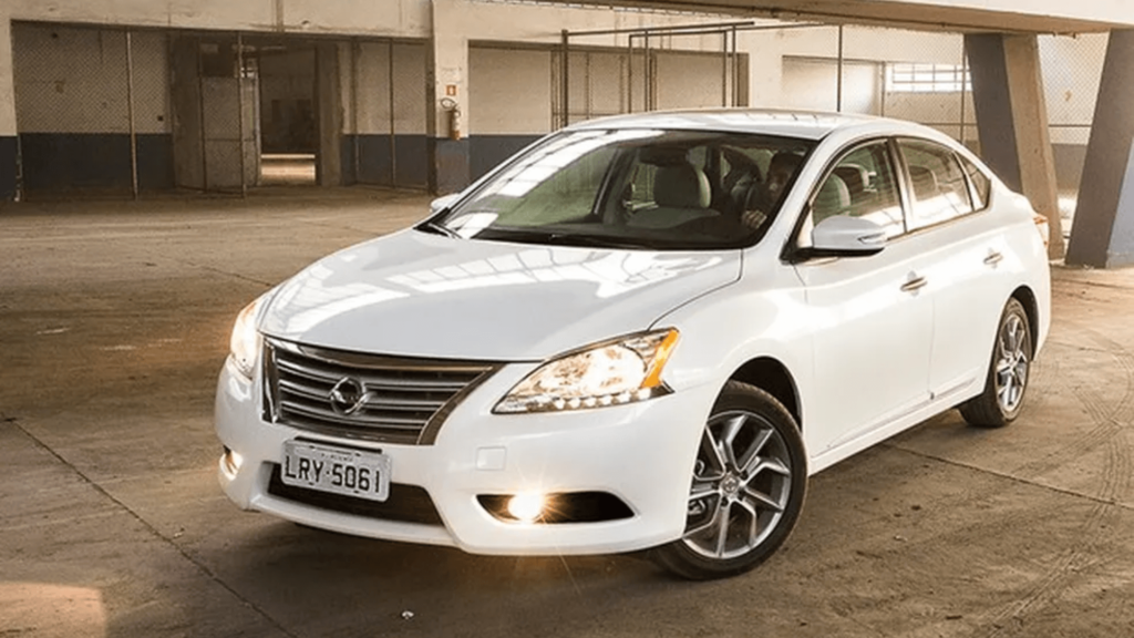 Nissan Sentra branco parado na diagonal.