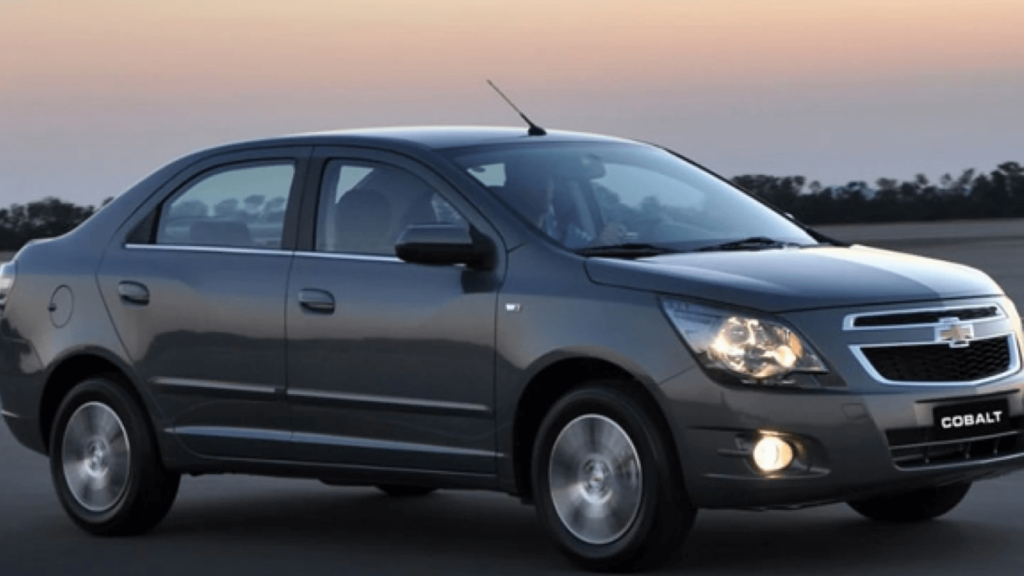 Chevrolet Cobalt cinza parado na diagonal.