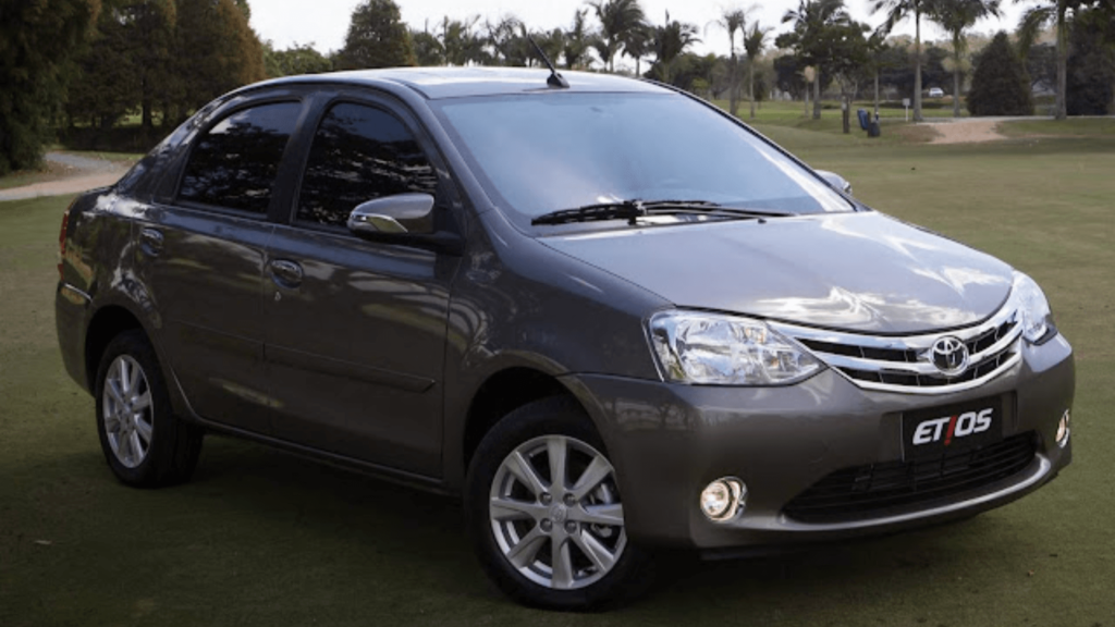Toyota Etios sedã cinza parado na diagonal.