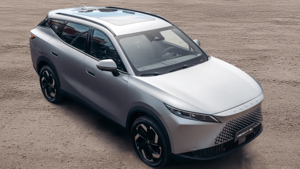 Omoda 7 2026 cinza parado na diagonal.