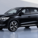 BYD Song Pro preto parado na diagonal.