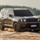 Jeep Renegade cinza parado na diagonal na areia.