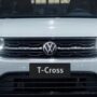 Volkswagen T-Cross Highline branco de frente com os faróis acesos.