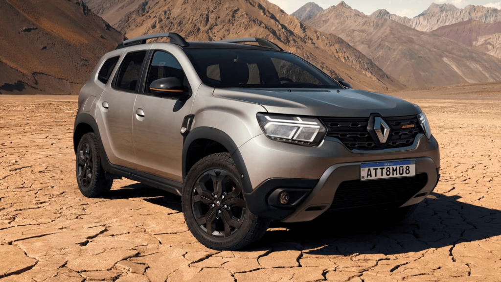 Renault Duster Intense Plus cinza parado na diagonal em um deserto.