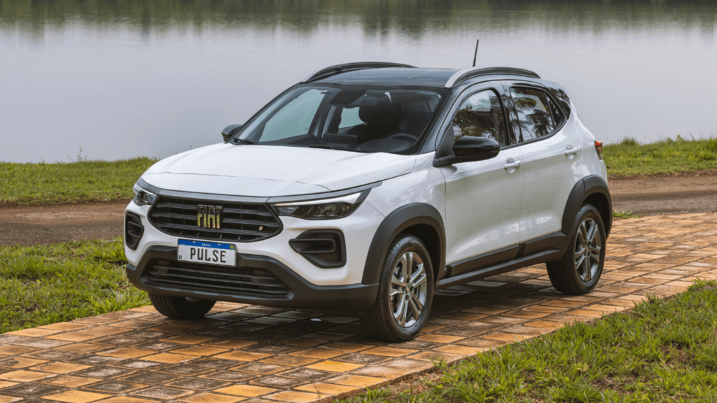 Fiat Pulse Drive 1.3 branco parado em uma estrada com uma lagoa no fundo.