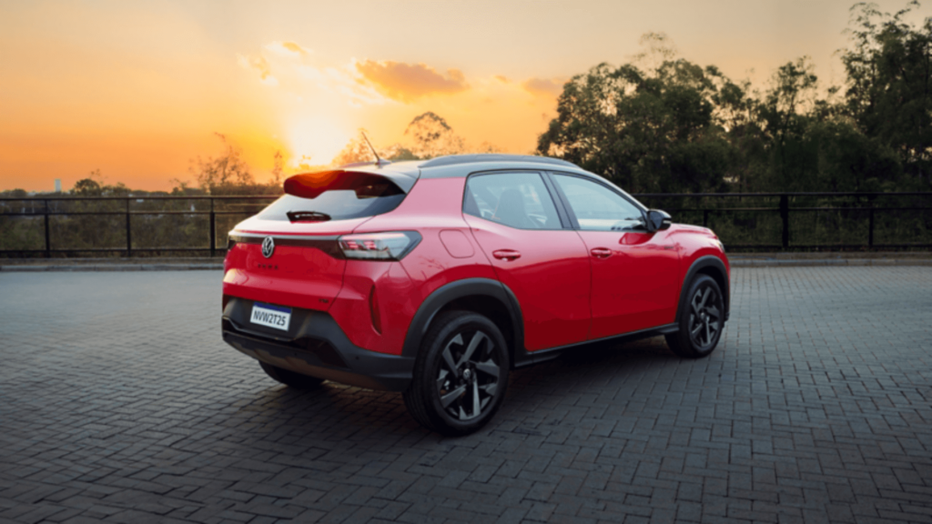 Volkswagen Tera MPI vermelho parado na diagonal com um por do sol no fundo.