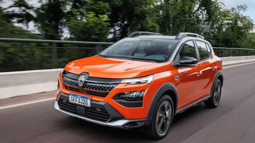 Renault Kardian Evolution laranja em movimento na estrada.
