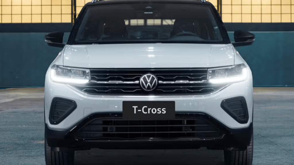 Volkswagen T-Cross Highline 250 TSI branco de frente com os faróis acesos.