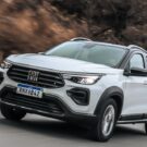 Fiat Pulse Drive 1.3 branco em movimento com os faróis acesos.