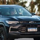 Chevrolet Tracker RS preto de frente parada.