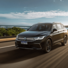 Volkswagen Tiguan Allspace preto em movimento na estrada.