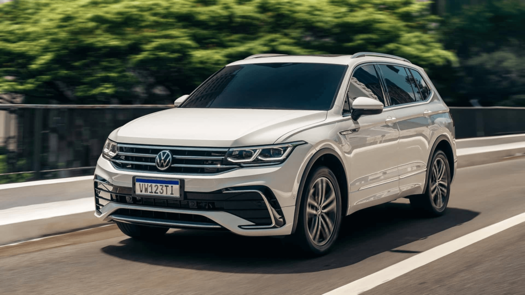 Volkswagen Tiguan Allspace bege na estrada em movimento.