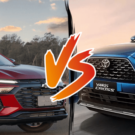Toyota Yaris Cross azul de um lado da foto e Chevrolet Tracker 2026 vermelha do outro.