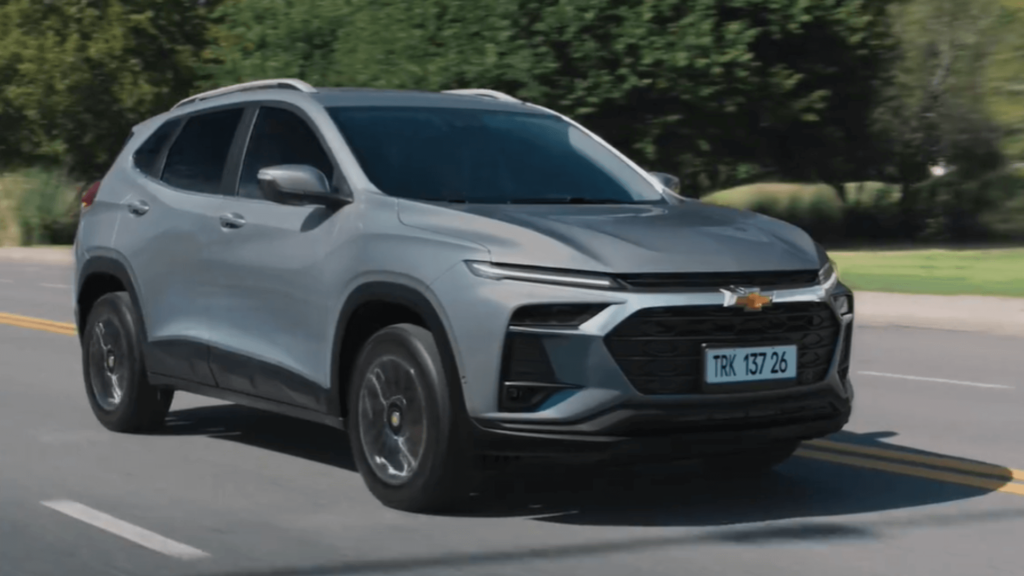 Chevrolet Tracker 2026 cinza em movimento na estrada.