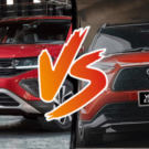 Toyota Yaris Cross vermelho de frente com os faróis acesos e do outro lado da foto está o Volkswagen T-Cross vermelho parado na diagonal com os faróis acesos também.