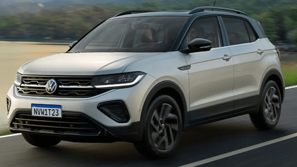 Volkswagen T-Cross branco em movimento na estrada com os faróis acesos.
