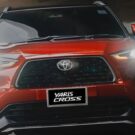 Frente do Toyota Yaris Cross com os faróis acesos.