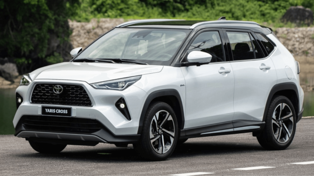 Toyota Yaris Cross branco parado no meio da estrada.