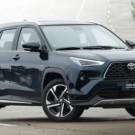 Toyota Yaris Cross azul parado na diagonal com neblina no fundo.