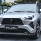 Frente do Toyota Yaris Cross cinza parado.