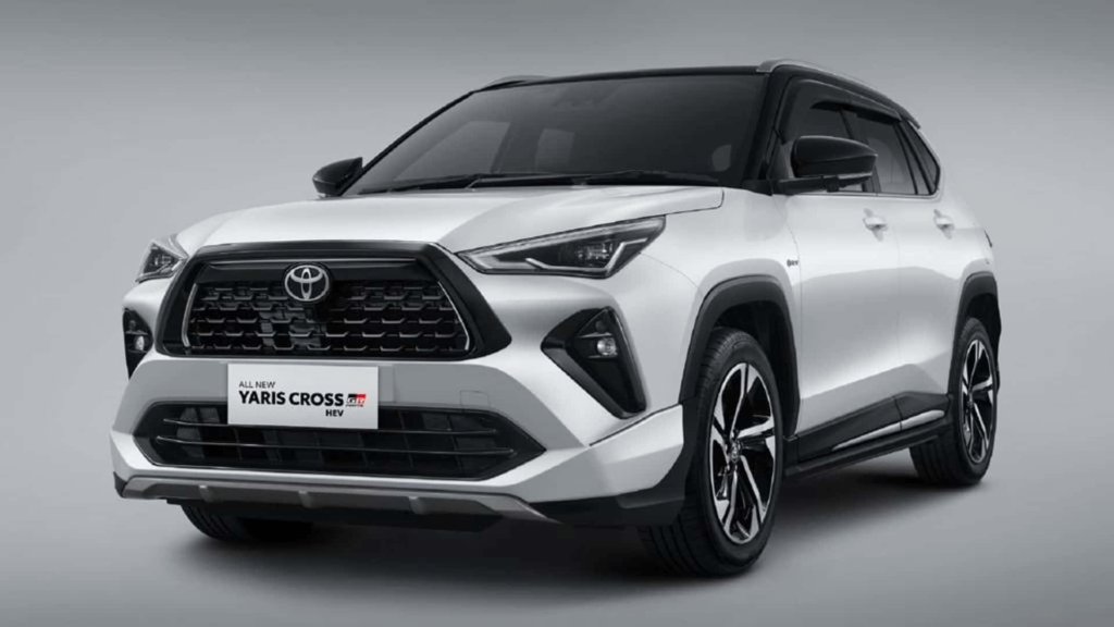 Toyota Yaris Cross branco parado na diagonal em um fundo cinza.