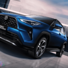 Toyota Yaris Cross azul parado na diagonal.