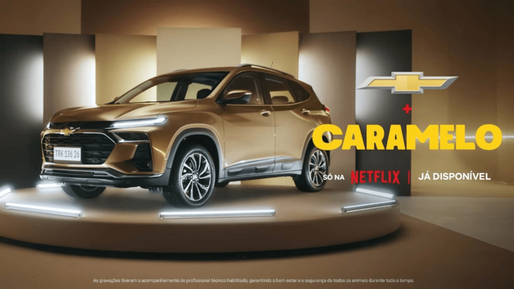 Chevrolet Tracker Caramelo parada na diagonal.