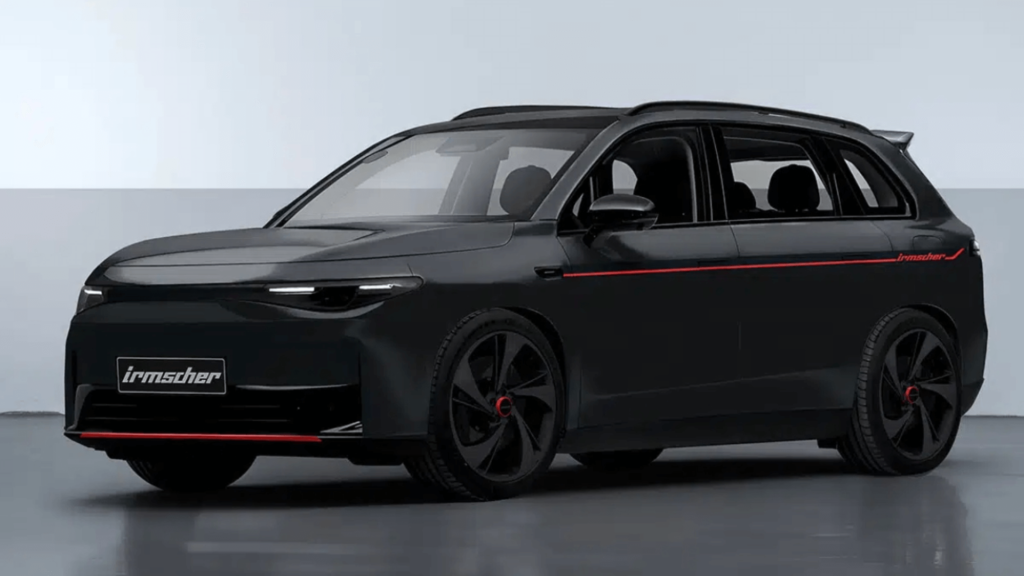 Leapmotor i C10 preto parado na diagonal.