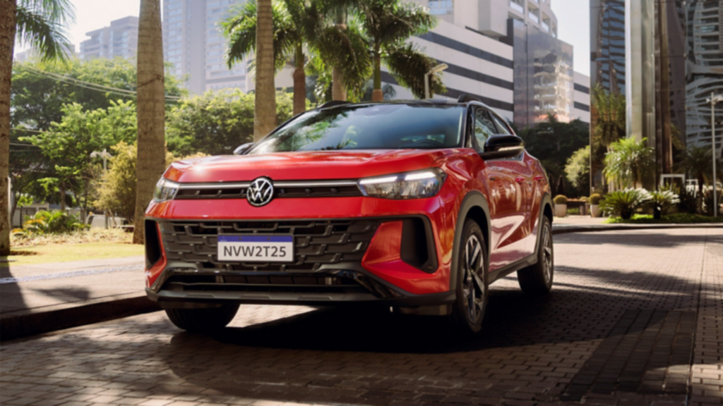 Volkswagen Tera vermelho parado na beirada da estrada.