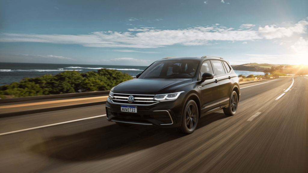 Tiguan Allspace R-Line preto em movimento.