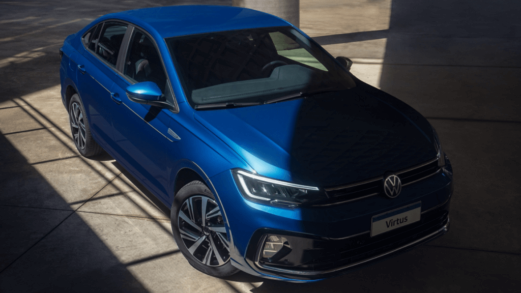 Volkswagen Virtus Highline azul parado na diagonal.