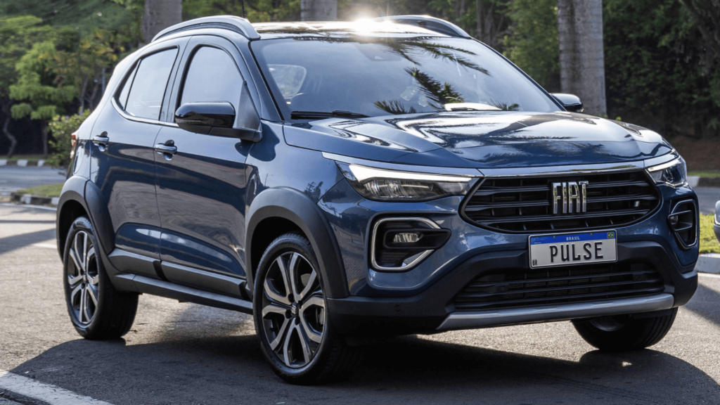Fiat Pulse Audace Hybrid azul em movimento na estrada.