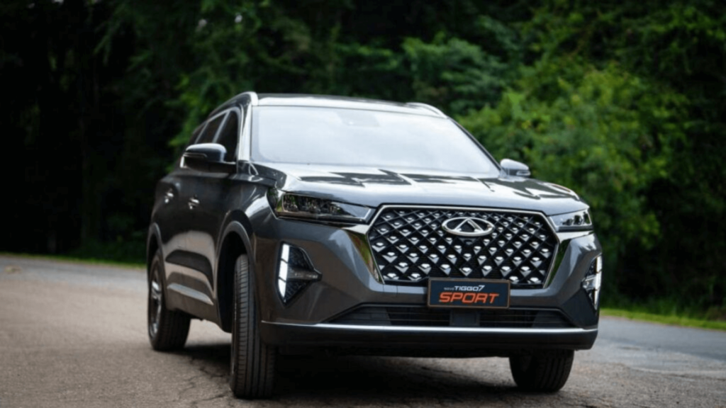 Tiggo 7 Sport cinza parado na diagonal no meio da estrada.