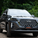 Tiggo 7 Sport cinza parado na diagonal no meio da estrada.